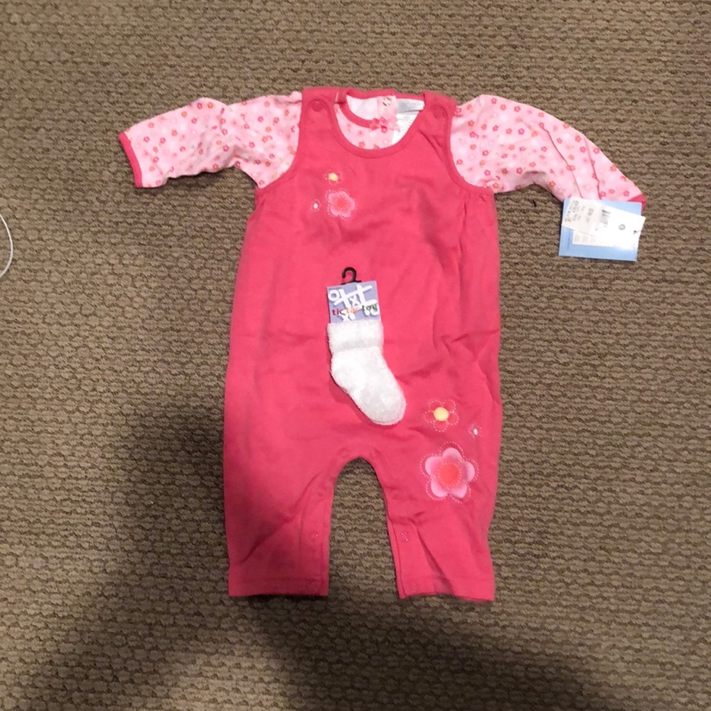 Carter’s 2 piece set and tic tac toe socks